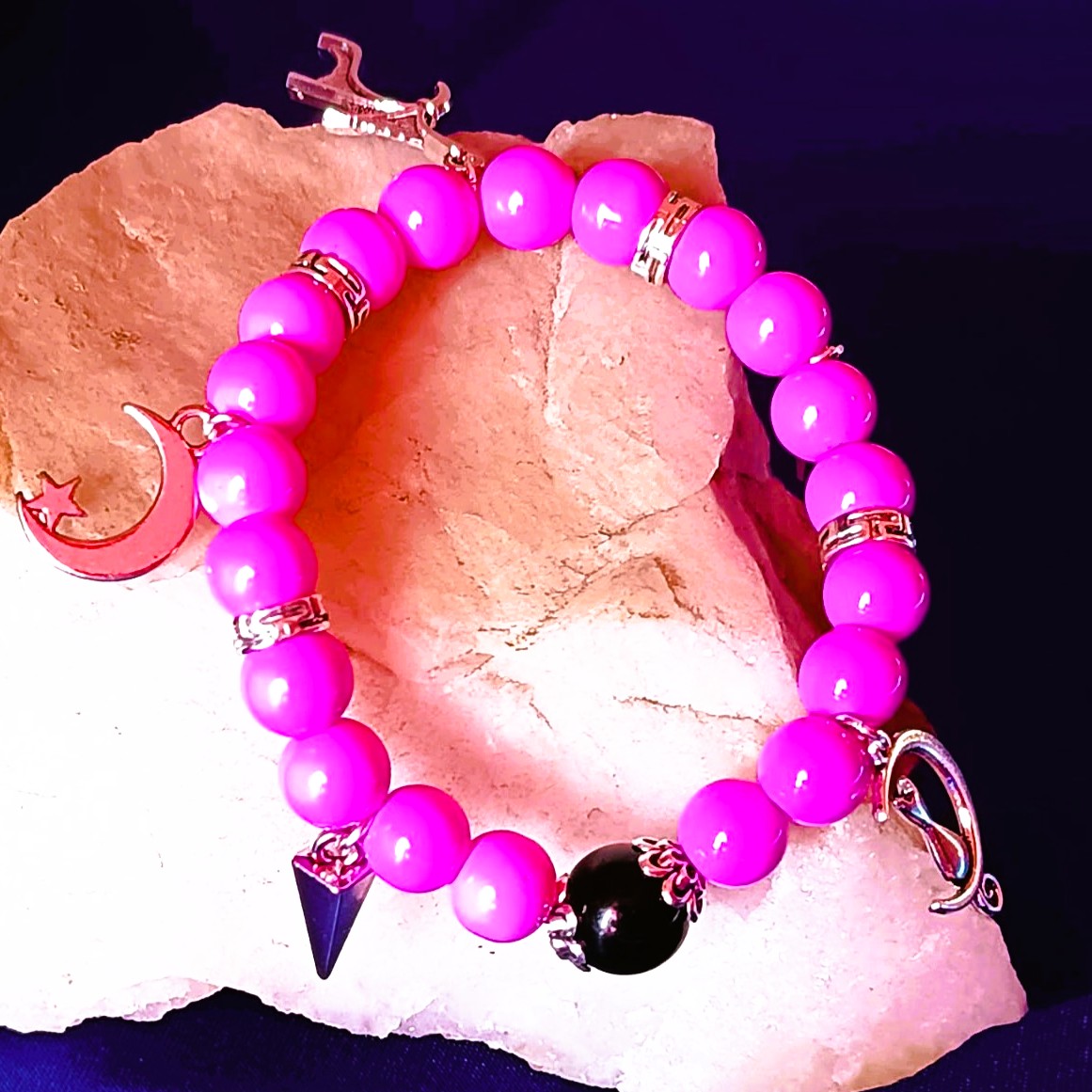 Pinkfarbener Ball mit Anhängern ・ARMREIF