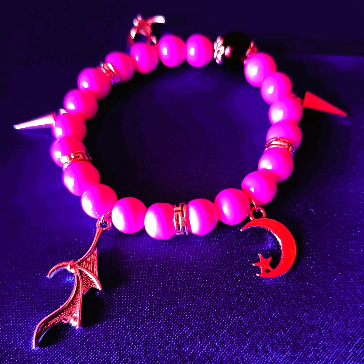 Pinkfarbener Ball mit Anhängern ・ARMREIF