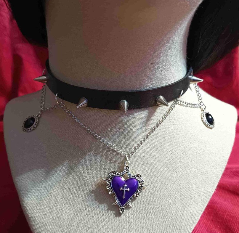 LILA HERZ MIT STACHELN · CHOKER