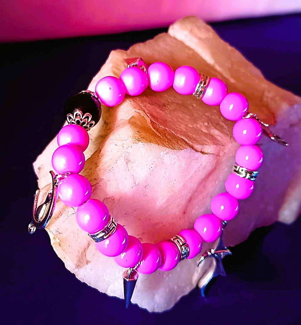 Pinkfarbener Ball mit Anhängern ・ARMREIF