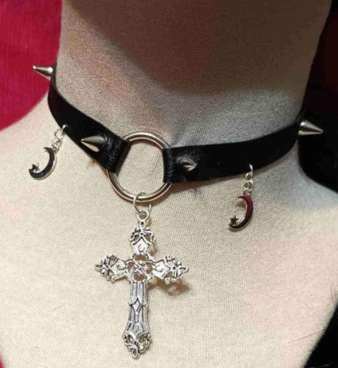 GROSSES KREUZ IN MONDE ・ CHOKER