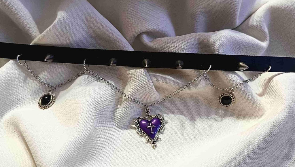 LILA HERZ MIT STACHELN · CHOKER