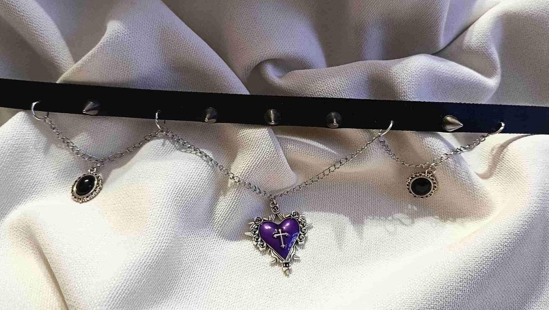 LILA HERZ MIT STACHELN · CHOKER