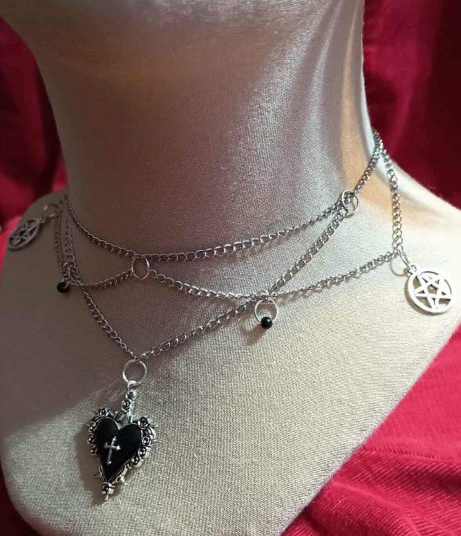 SCHWARZE HERZ-HALSKEITE ・ CHOKER