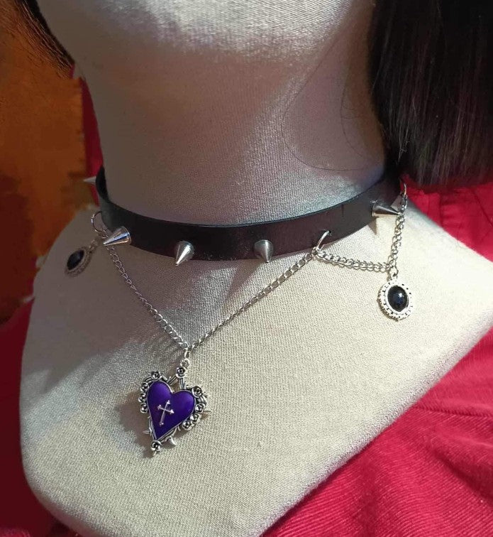 LILA HERZ MIT STACHELN · CHOKER