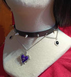 LILA HERZ MIT STACHELN · CHOKER