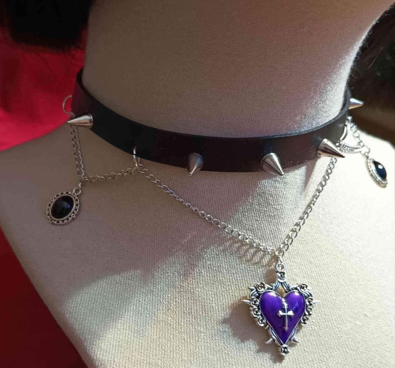 LILA HERZ MIT STACHELN · CHOKER