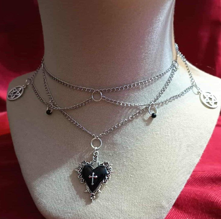 SCHWARZE HERZ-HALSKEITE ・ CHOKER
