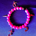 Pinkfarbener Ball mit Anhängern ・ARMREIF