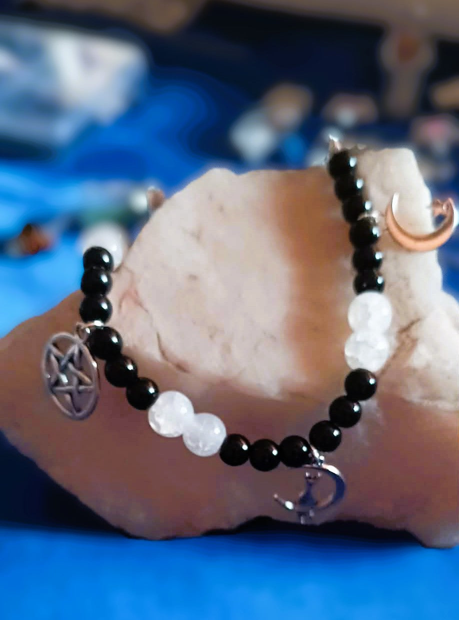 Schwarze Perlen mit Anhängern ・ ARMBAND