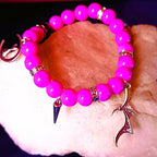 Pinkfarbener Ball mit Anhängern ・ARMREIF