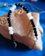 Schwarze Perlen mit Anhängern ・ ARMBAND