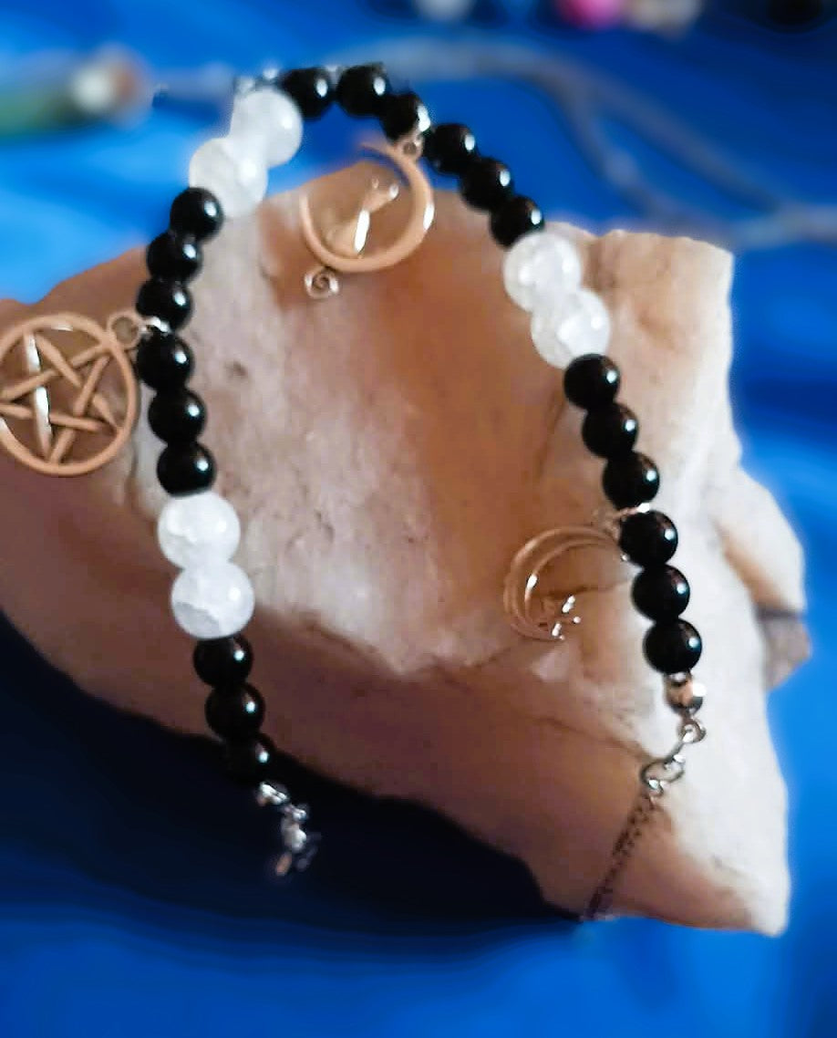 Schwarze Perlen mit Anhängern ・ ARMBAND