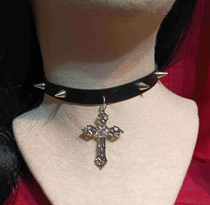GROSSES SILBERNES KREUZ・CHOKER