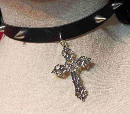 GROSSES SILBERNES KREUZ・CHOKER