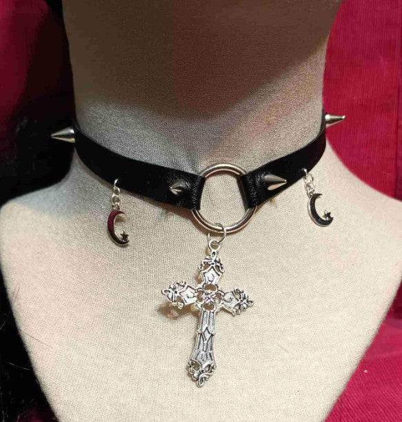 GROSSES KREUZ IN MONDE ・ CHOKER