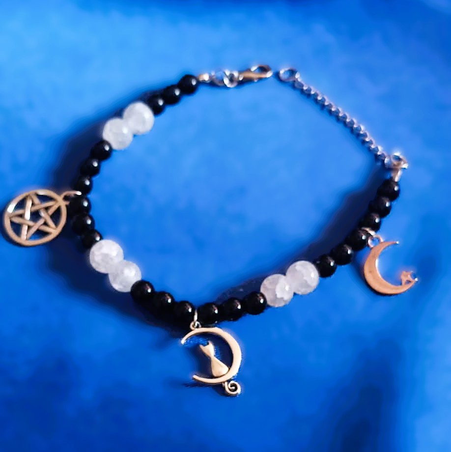 Schwarze Perlen mit Anhängern ・ ARMBAND