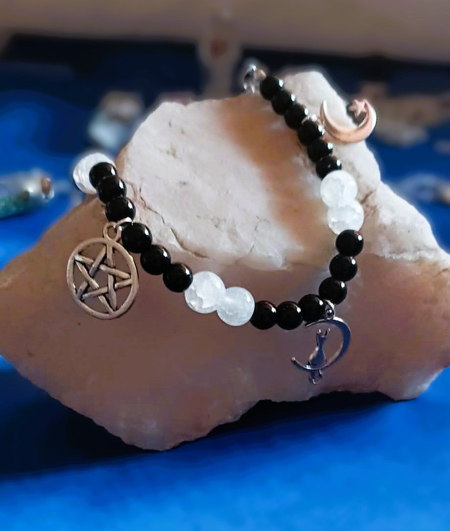 Schwarze Perlen mit Anhängern ・ ARMBAND