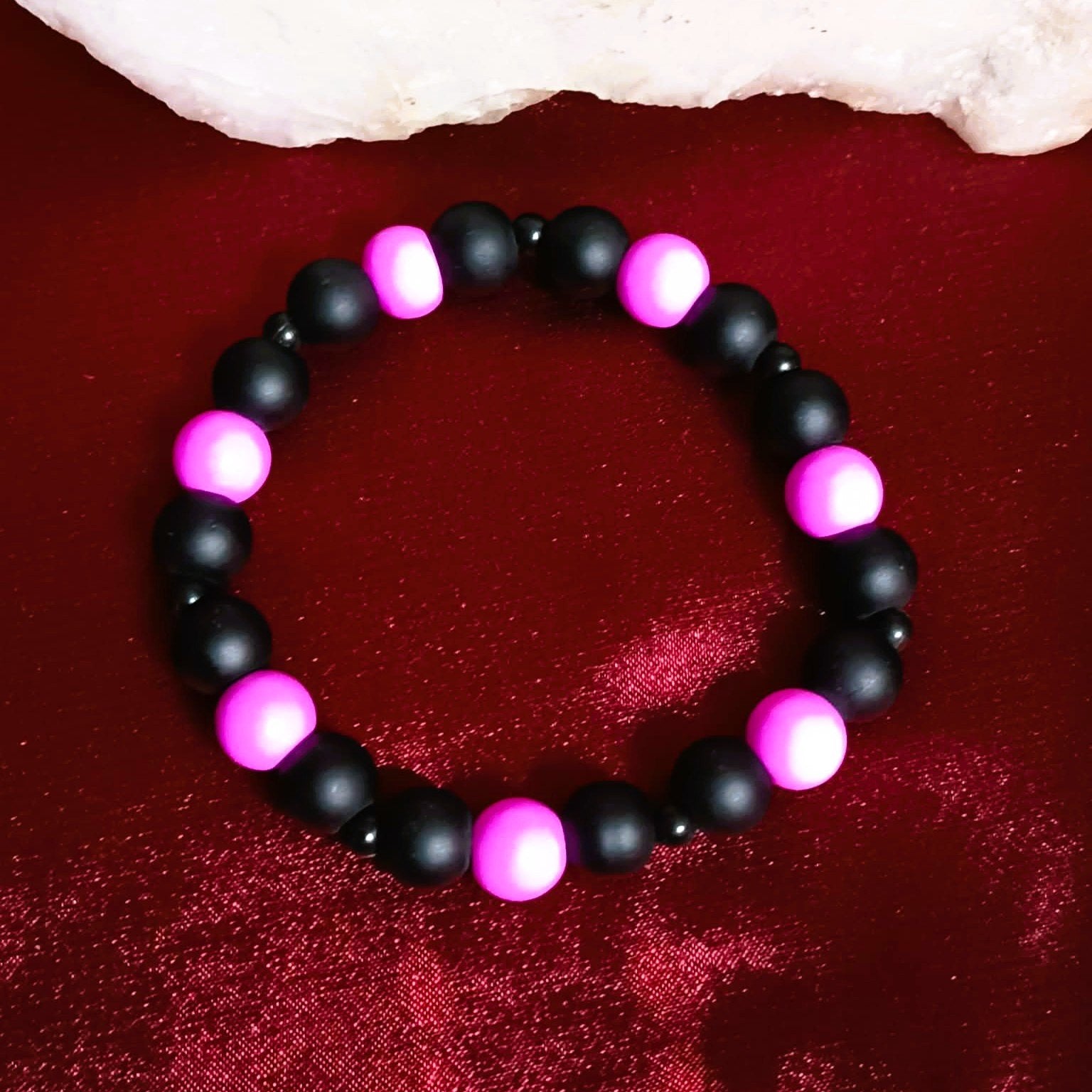 Schwarz-rosa Schmuckstück ・ARMBAND