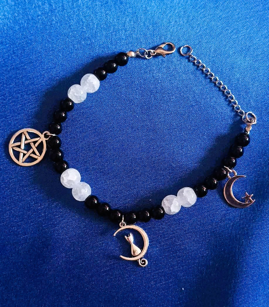 Schwarze Perlen mit Anhängern ・ ARMBAND