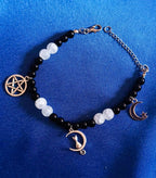 Schwarze Perlen mit Anhängern ・ ARMBAND
