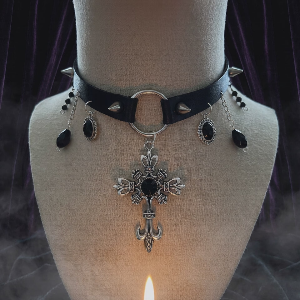 CABOCHON GROSSES KREUZ・COLLIER